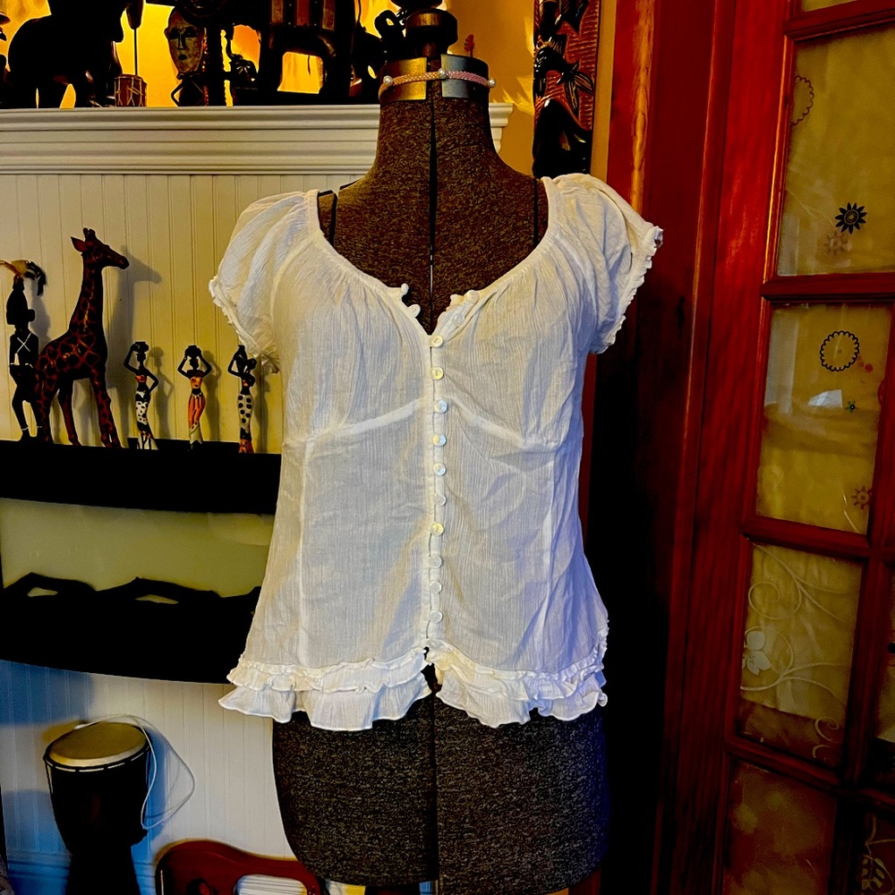 Adorable ruffle top Sz L